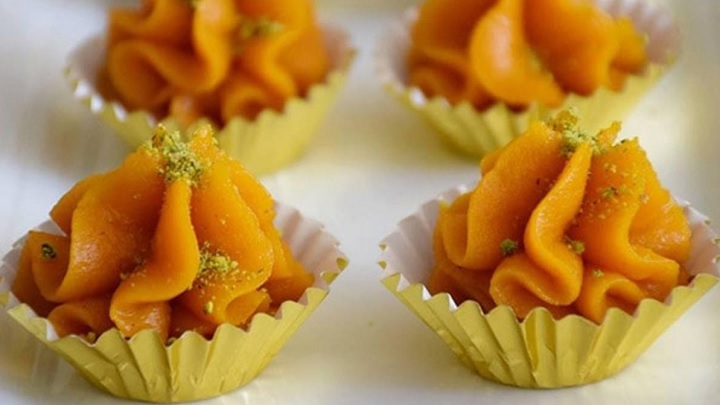 مراحل تهیه ترحلوای هویج با آرد برنج مراحل تهیه ترحلوای هویج با آرد برنج