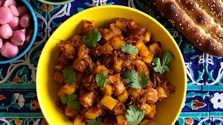 دو پیازه آلو از غذاهای کم هزینه و ارزان دو پیازه آلو از غذاهای کم هزینه و ارزان