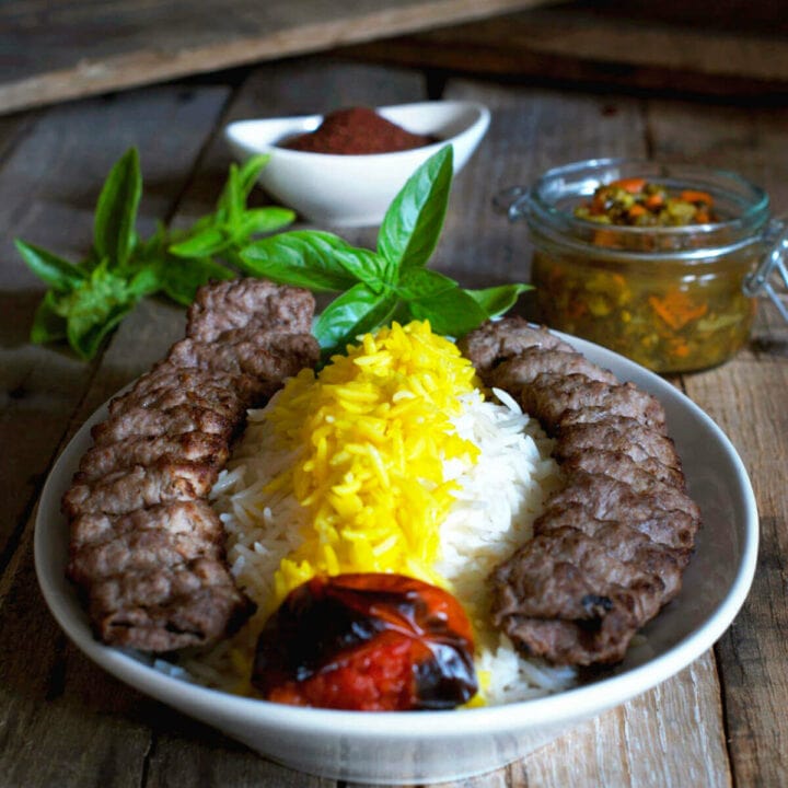 ورز دادن مواد کباب کوبیده ورز دادن مواد کباب کوبیده