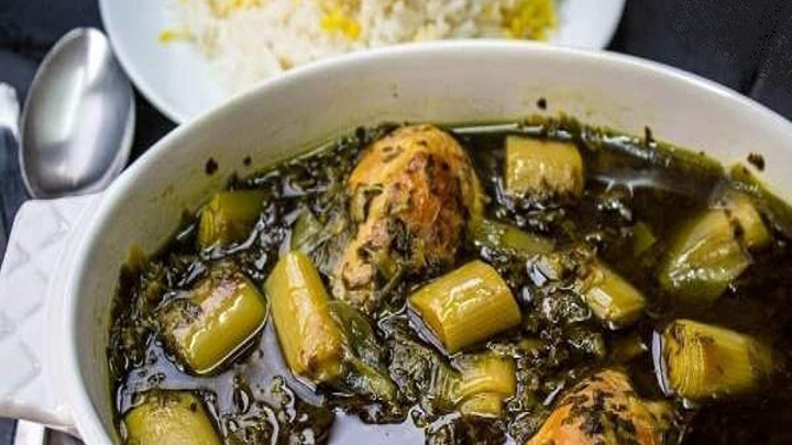 مراحل تهیه خورشت تره فرنگی
