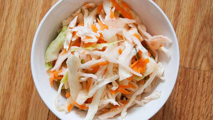 مراحل تهیه ترشی کلم سفید و هویج