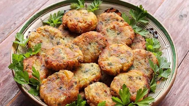 طرز تهیه کوکو سیب زمینی یک تخم مرغی با سیب زمینی خام