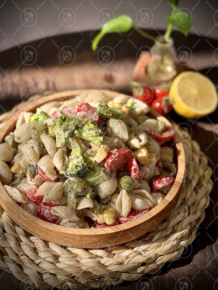 استراحت دادن و تزیین سالاد ماکارونی با ژامبون استراحت دادن و تزیین سالاد ماکارونی با ژامبون