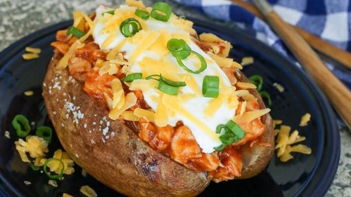 سیب زمینی شکم پر از غذاهای کم هزینه و ارزان سیب زمینی شکم پر از غذاهای کم هزینه و ارزان