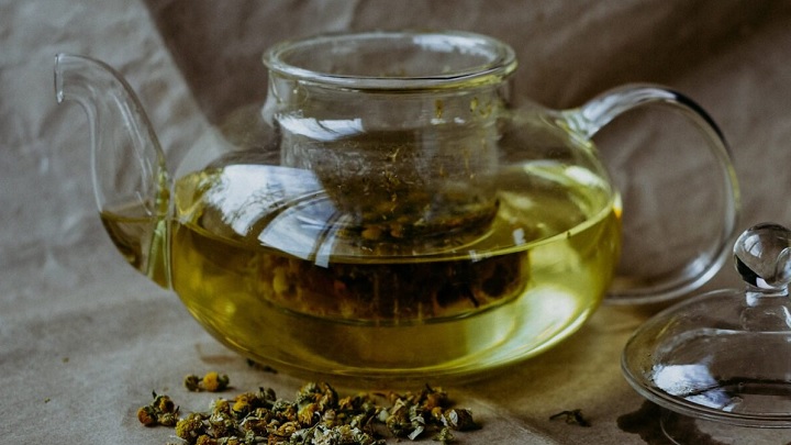 دمنوش بابونه برای درمان سریع خلط گلو