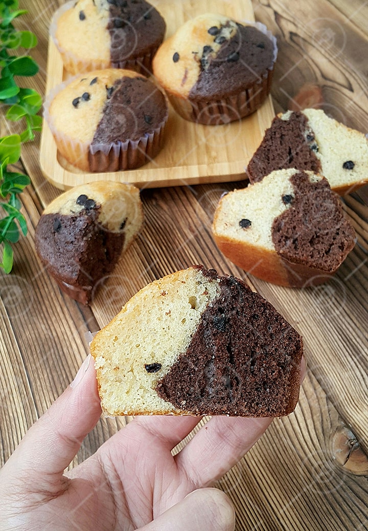 طرز تهیه کاپ کیک دو رنگ مناسب برای بچه مدرسه ای ها