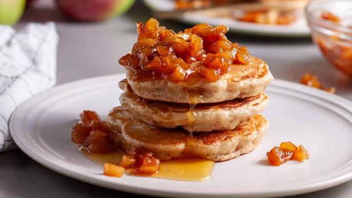 مراحل تهیه پنکیک سیب و دارچین خانگی مراحل تهیه پنکیک سیب و دارچین خانگی