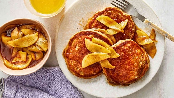 مراحل تهیه پنکیک سیب نرم با ماست مراحل تهیه پنکیک سیب نرم با ماست