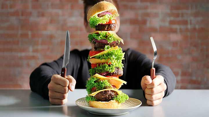 خوردن غذاهای سنگین قبل از خواب از عادت غذایی بد برای خواب