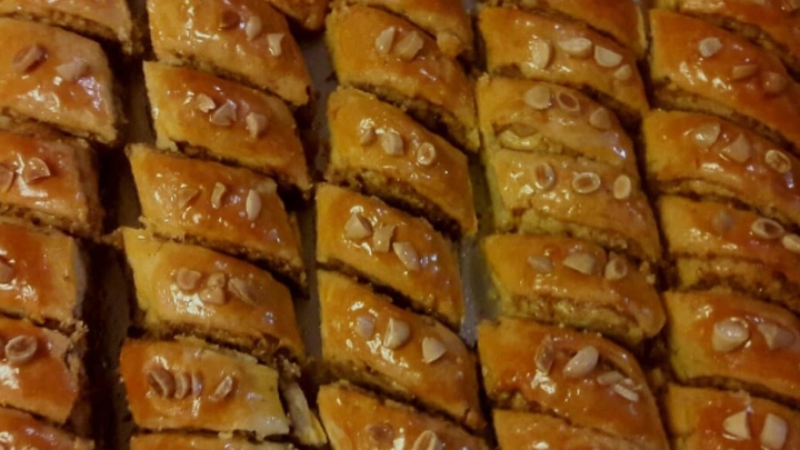 شیرینی بیساق قزوینی با طعمی بینظیر شیرینی بیساق قزوینی با طعمی بینظیر