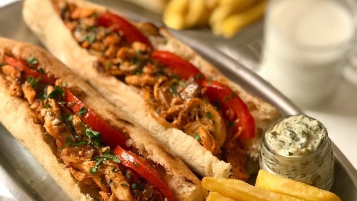 مراحل تهیه ساندویچ مرغ با سس مخصوص