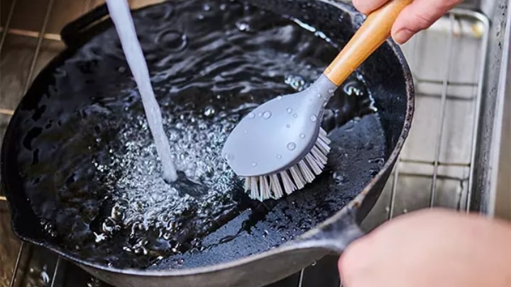 استفاده از سرکه سفید برای تمیز کردن ظروف چدنی