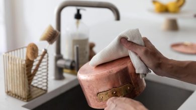 تمیز کردن پشت قابلمه چدنی و مسی با مواد طبیعی خانگی