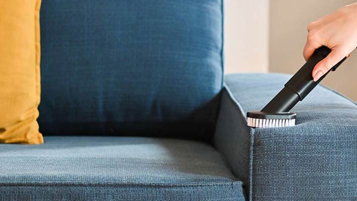 برس کشیدن مبل پارچه ای برای تمیز کردن آن برس کشیدن مبل پارچه ای برای تمیز کردن آن