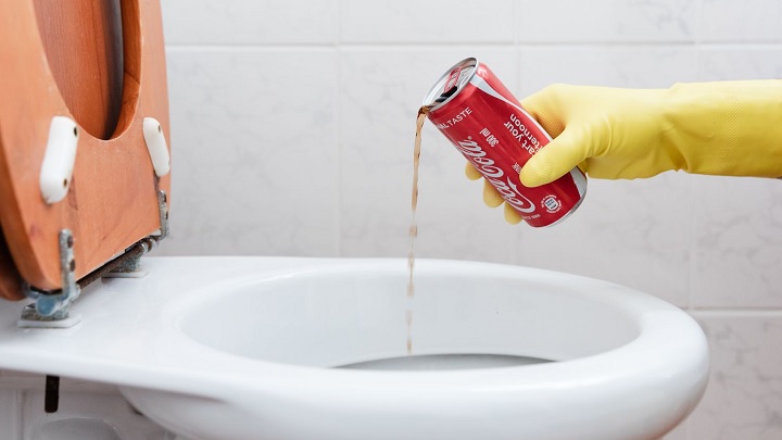 استفاده از نوشابه گازدار برای تمیز کردن دستشویی و حمام