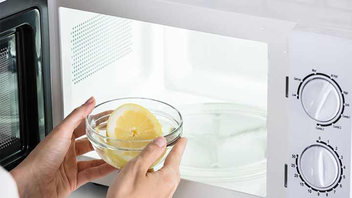 استفاده از ترکیب آبلیمو و سرکه برای زدودن لکههای چربی ماکروویو استفاده از ترکیب آبلیمو و سرکه برای زدودن لکههای چربی ماکروویو