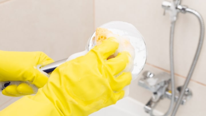 نحوه تمیز کردن سردوش حمام با خمیر آب لیمو نحوه تمیز کردن سردوش حمام با خمیر آب لیمو