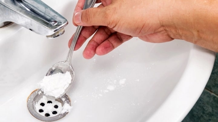 باز کردن و تمیز کردن سیفون سینک ظرفشویی با پاککننده طبیعی باز کردن و تمیز کردن سیفون سینک ظرفشویی با پاککننده طبیعی