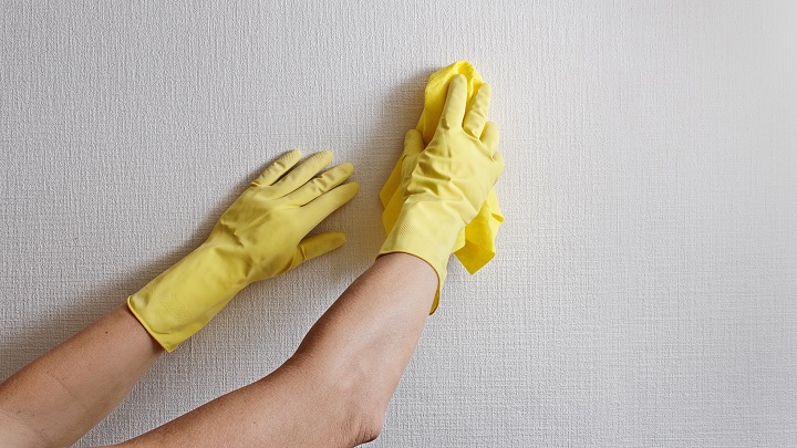 تمیز کردن کاغذ دیواری با اسپری تمیز کننده