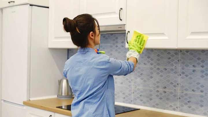 استفاده از تمیز کننده‌های خانگی برای تمیز کردن کابینت چوبی