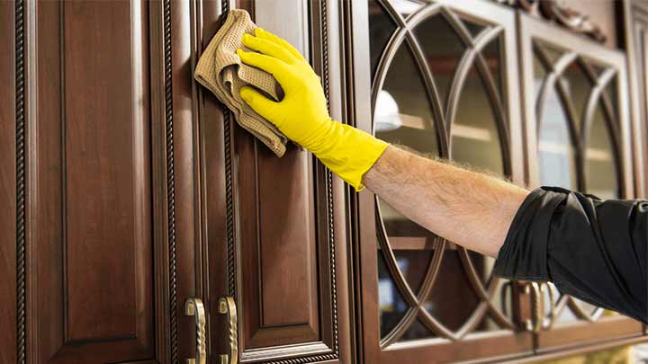 تمیز کردن کابینت چوبی با ترکیب وازلین و آبلیمو