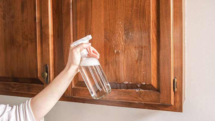 استفاده از تمیز کننده‌های صنعتی برای تمیز کردن کابینت چوبی