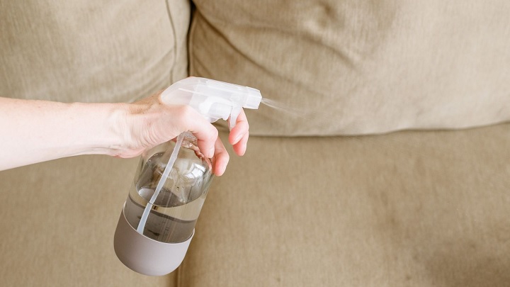 استفاده از شیشه پاک کن برای از بین بردن لکه لاک از فرش و مبل استفاده از شیشه پاک کن برای از بین بردن لکه لاک از فرش و مبل