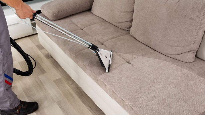 استفاده از بخارشوی برای تمیز کردن مبل رنگ کرم و فرش روشن استفاده از بخارشوی برای تمیز کردن مبل رنگ کرم و فرش روشن