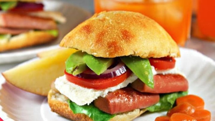 مراحل تهیه ساندویچ کوکتل پنیری مراحل تهیه ساندویچ کوکتل پنیری