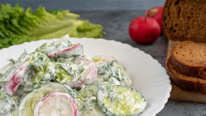 مراحل تهیه سالاد خیار با سس خامه و شوید مراحل تهیه سالاد خیار با سس خامه و شوید