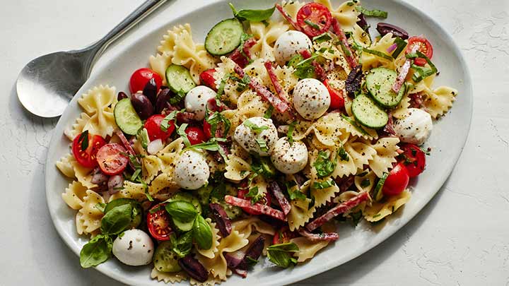 مراحل تهیه سالاد ماکارونی رژیمی