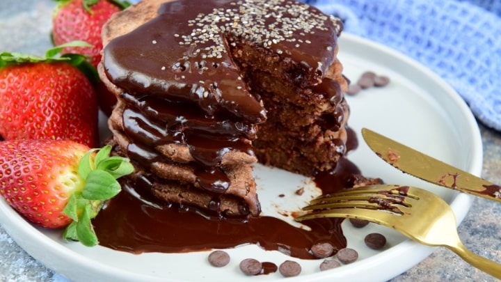 مراحل تهیه پنکیک دبل چاکلت