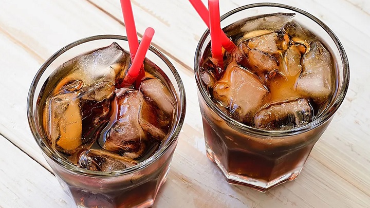 نوشیدنی‌های شیرین از غذاهای موثر در پیری زودرس