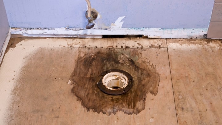 محلول‌ها و ترکیب‌ها بازکننده فاضلاب را با هم مخلوط نکنید