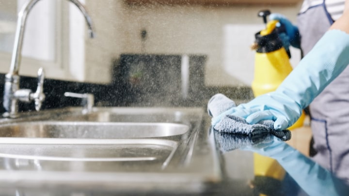 مایع ظرفشویی و سفید کننده را با هم مخلوط نکنید