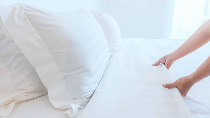 قبل از شستشو لکه‌ها را از روی ملحفه ها برطرف کنید