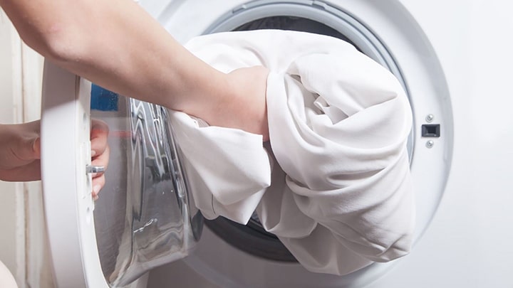 ملحفه‌ها را با آب سرد بشوییم یا آب گرم؟