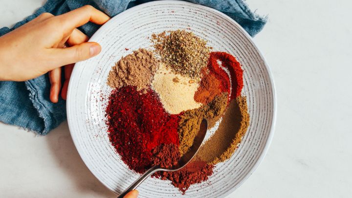 مراحل تهیه ادویه چیلی به صورت خانگی مراحل تهیه ادویه چیلی به صورت خانگی