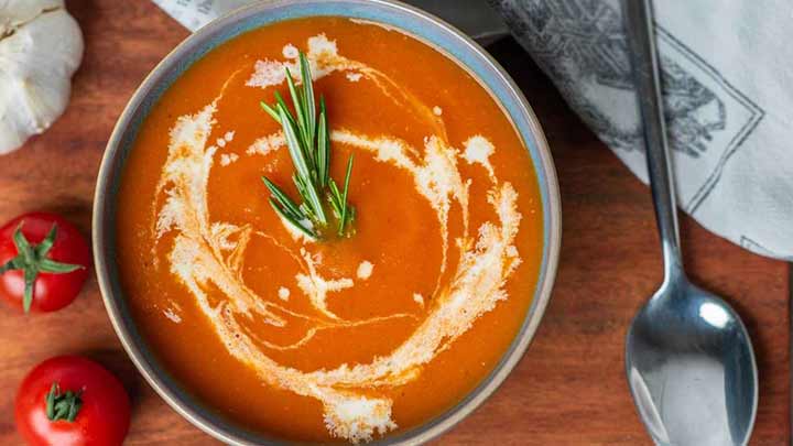 مراحل پخت سوپ گوجه‌ فرنگی ایتالیایی