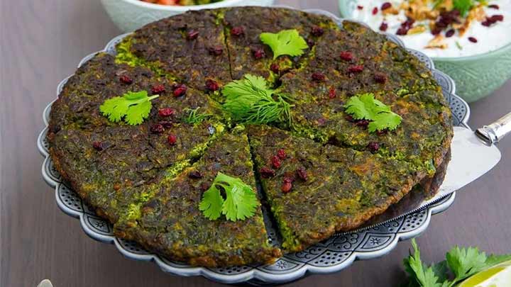 مراحل تهیه کوکو سبزی مراحل تهیه کوکو سبزی