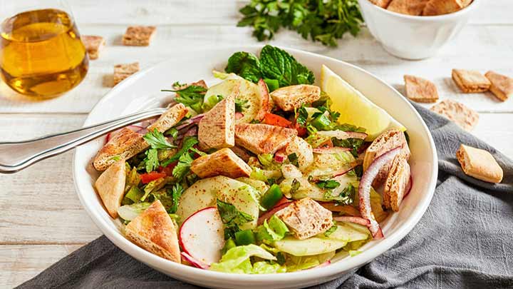 مراحل تهیه سالاد فتوش لبنانی مراحل تهیه سالاد فتوش لبنانی