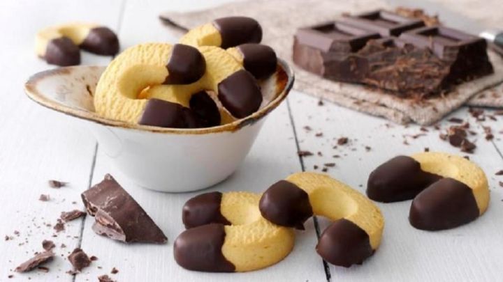 مراحل تهیه شیرینی نعلی مراحل تهیه شیرینی نعلی