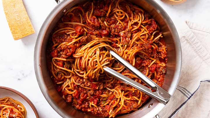 مراحل تهیه نودل با سس گوشت مراحل تهیه نودل با سس گوشت