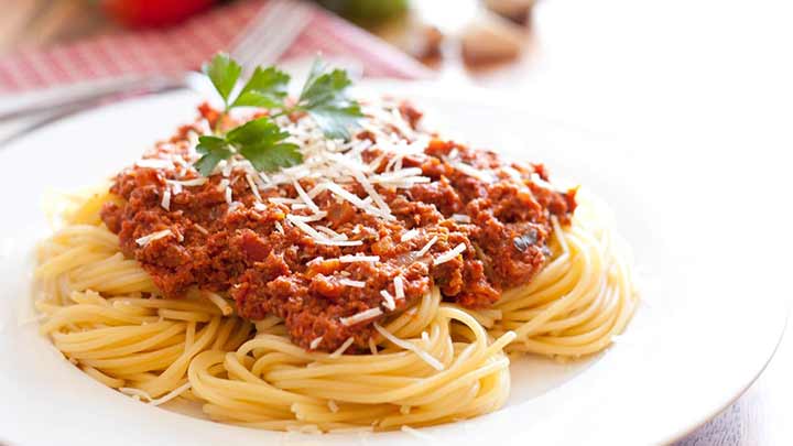 نودل با سس گوشت نودل با سس گوشت