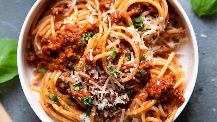 طرز تهیه نودل با سس گوشت