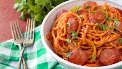 طرز تهیه نودل با سوسیس؛ غذای سریع و فوری