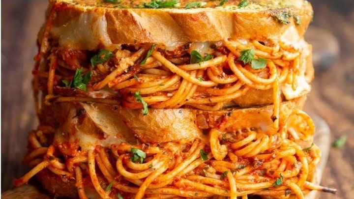 مراحل تهیه ساندویچ ماکارونی مراحل تهیه ساندویچ ماکارونی