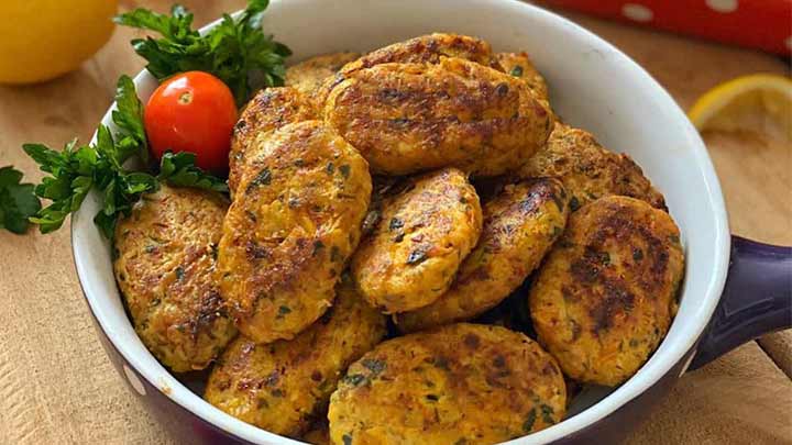 مراحل تهیه کوکو سیب زمینی با سبزیجات معطر مراحل تهیه کوکو سیب زمینی با سبزیجات معطر