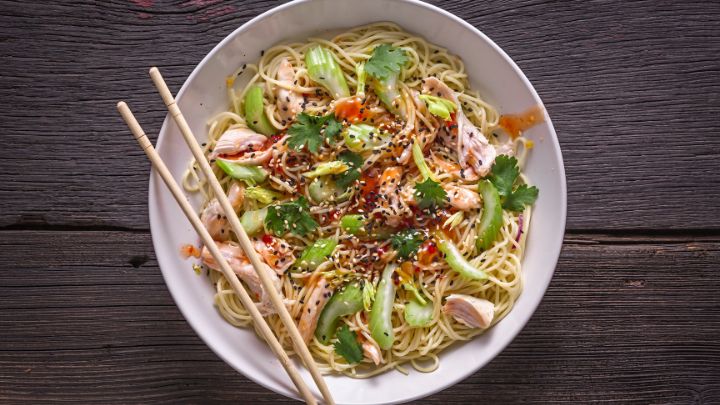 مراحل تهیه سالاد نودل تند مراحل تهیه سالاد نودل تند