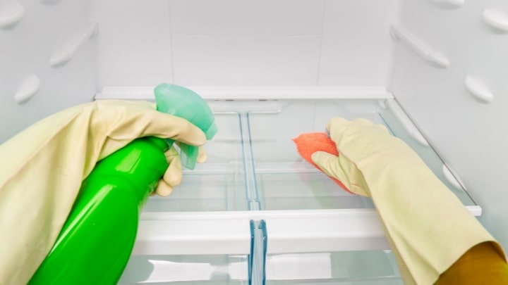تمیز کردن قفسهها و کشوهای یخچال تمیز کردن قفسهها و کشوهای یخچال